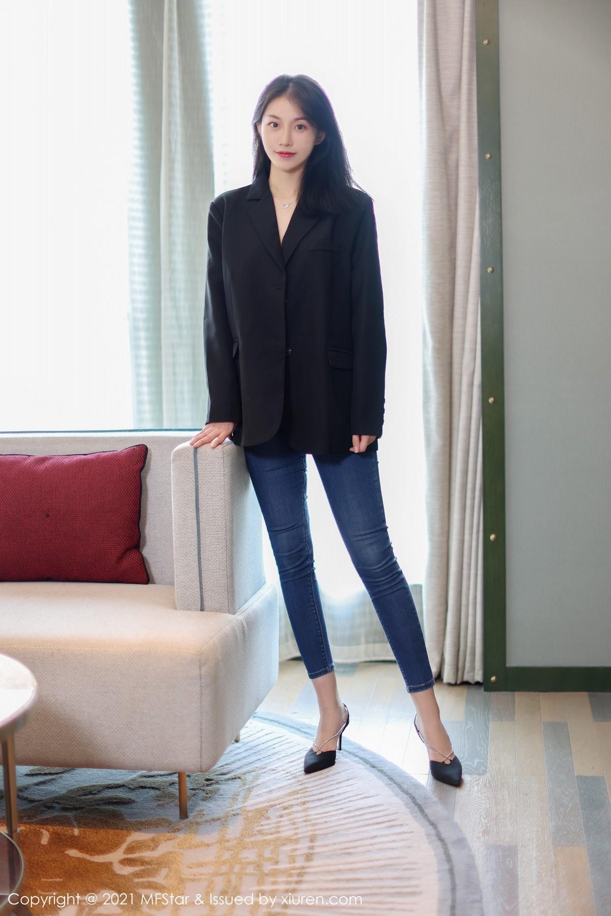 一颗甜蛋黄a私房半脱牛仔裤露蕾丝内衣完美绝美写真50P