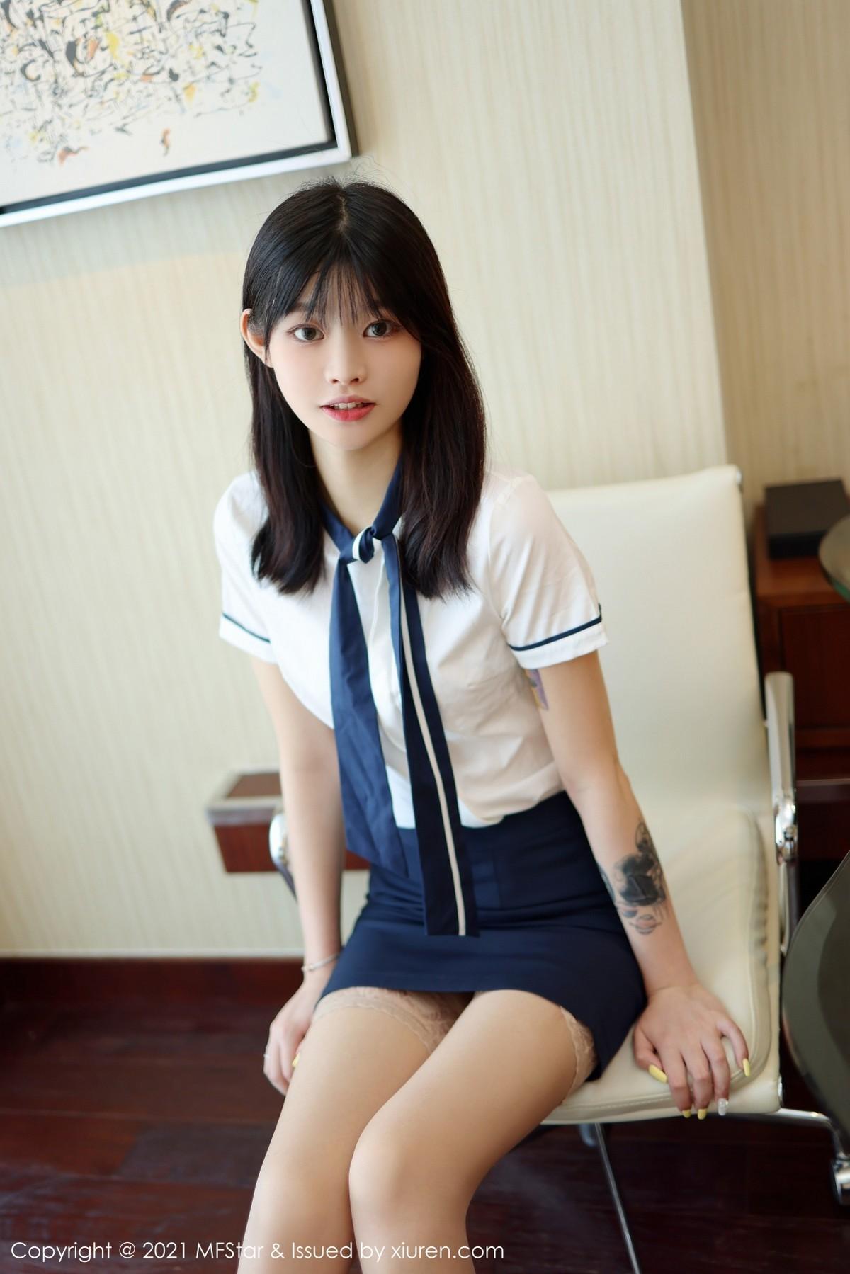 77qiqi校园风格学生装短裙下肉色蕾丝袜秀美腿绝美写真46P 2