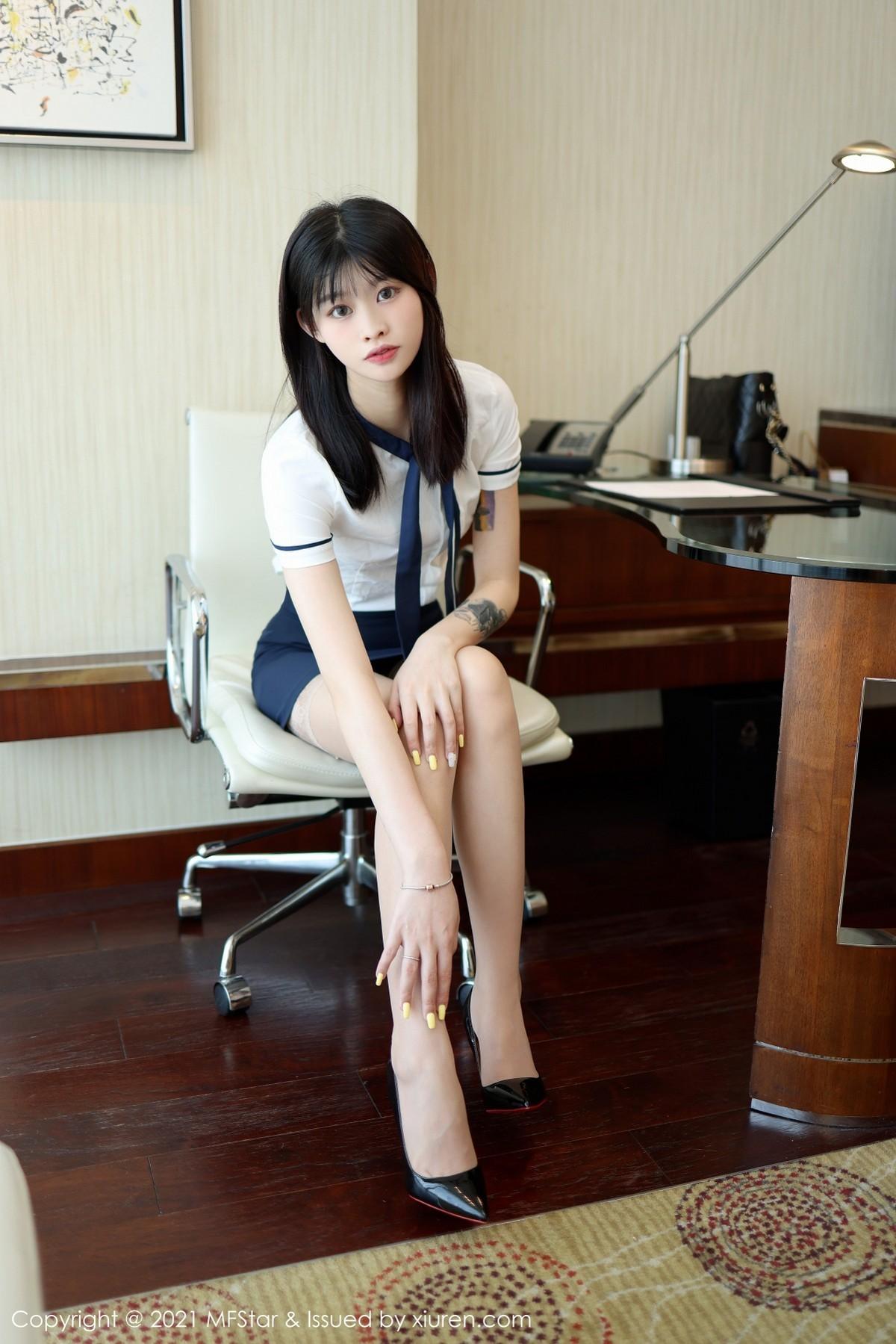 77qiqi校园风格学生装短裙下肉色蕾丝袜秀美腿绝美写真46P 4