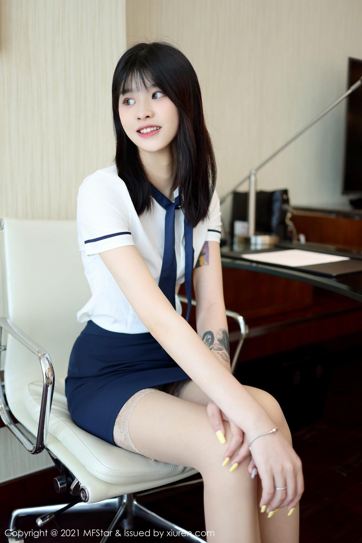 77qiqi校园风格学生装短裙下肉色蕾丝袜秀美腿绝美写真46P 5