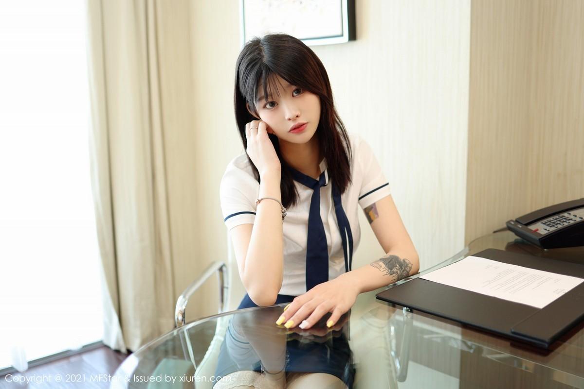 77qiqi校园风格学生装短裙下肉色蕾丝袜秀美腿绝美写真46P 7