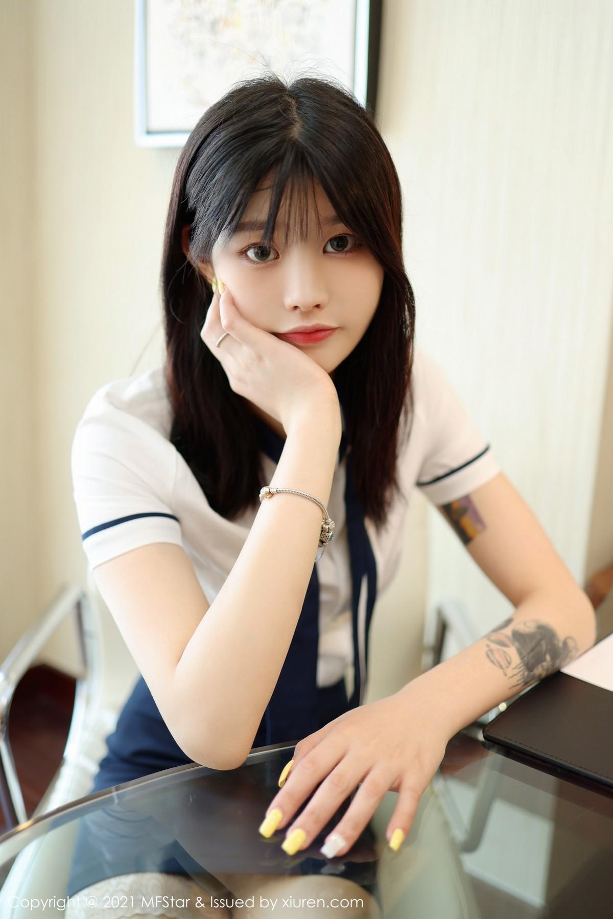 77qiqi校园风格学生装短裙下肉色蕾丝袜秀美腿绝美写真46P 8
