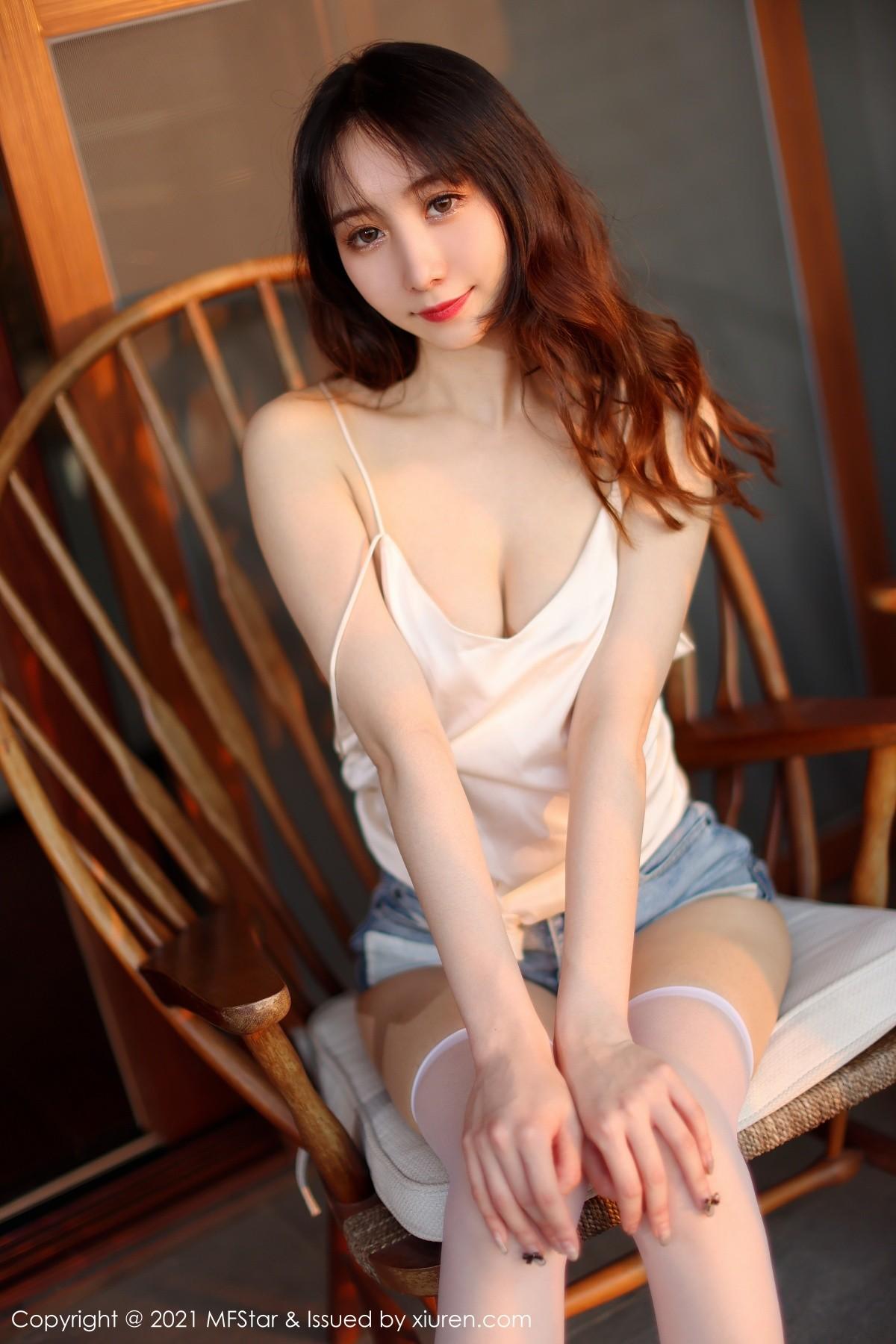 水水er丽江旅拍私房半脱宽松牛仔裤露翘臀撩人绝美写真41P 3