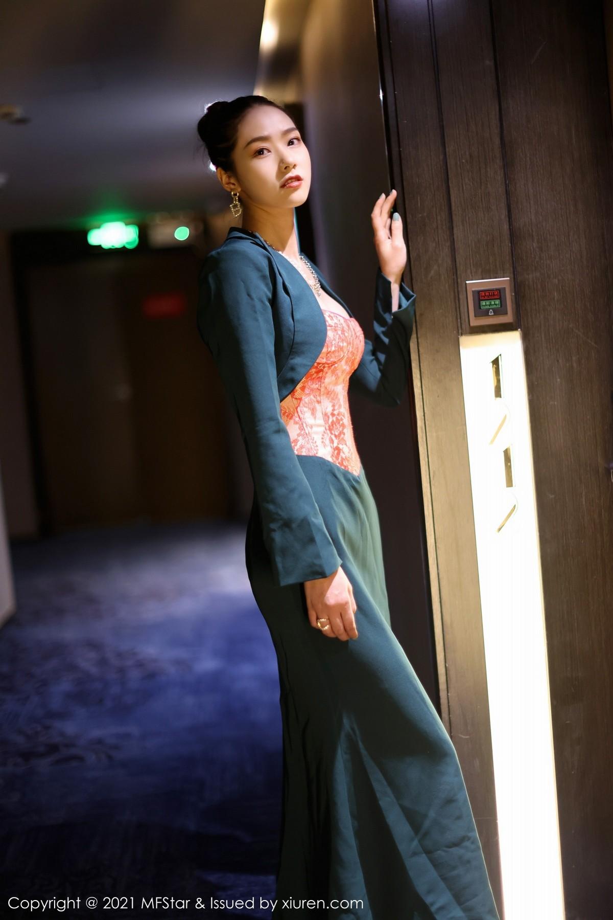 方子萱私房典雅抹胸礼裙半脱秀完美身材迷人绝美写真45P 2