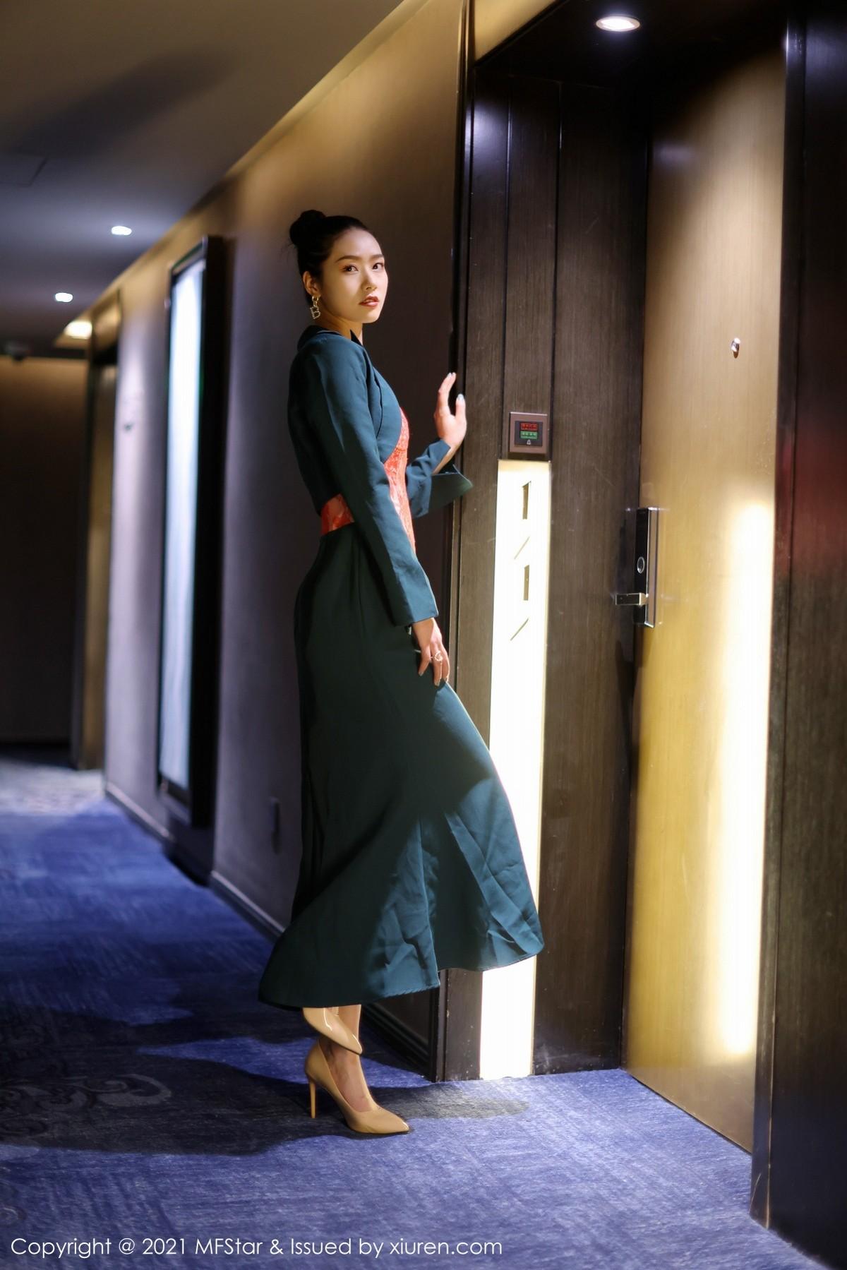 方子萱私房典雅抹胸礼裙半脱秀完美身材迷人绝美写真45P 4