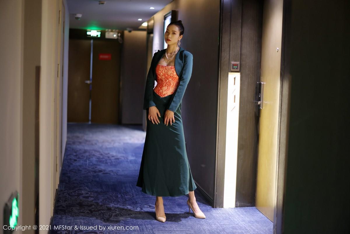 方子萱私房典雅抹胸礼裙半脱秀完美身材迷人绝美写真45P 5