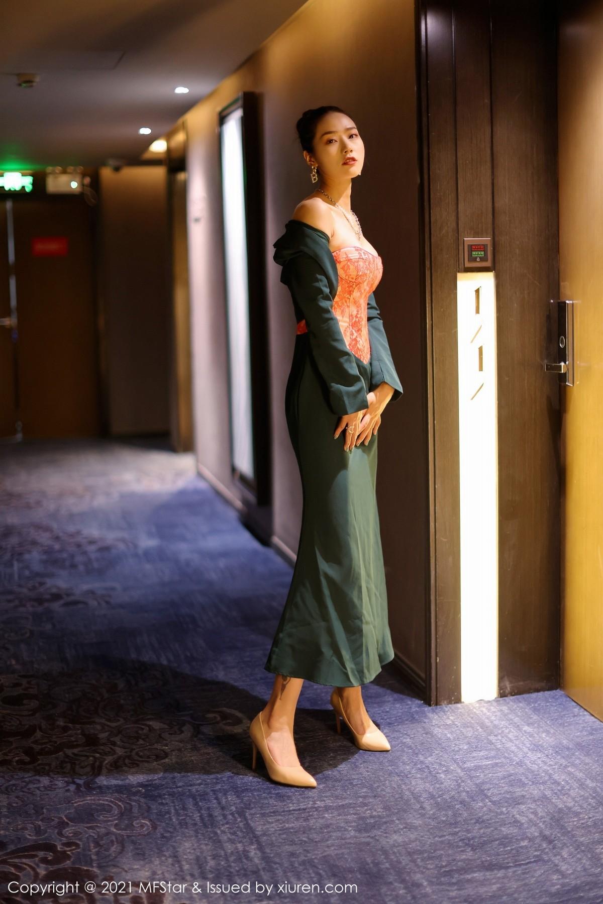 方子萱私房典雅抹胸礼裙半脱秀完美身材迷人绝美写真45P 6