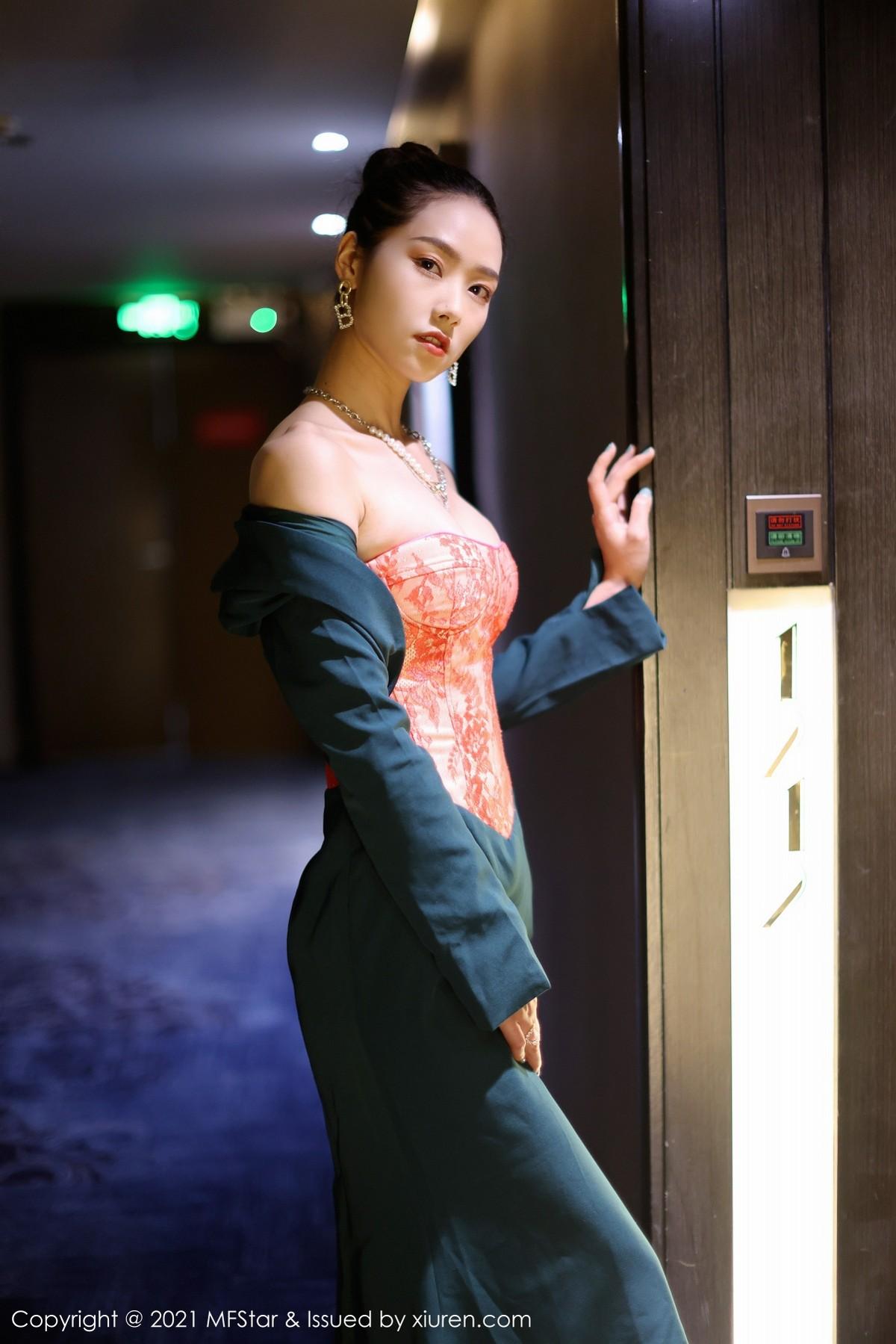 方子萱私房典雅抹胸礼裙半脱秀完美身材迷人绝美写真45P 7