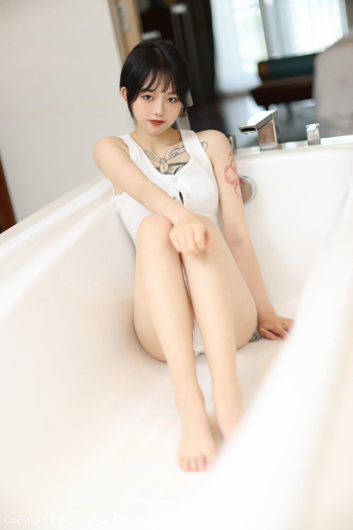 奶瓶子丽江旅拍私房浴缸白色高叉连体衣湿身绝美写真48P