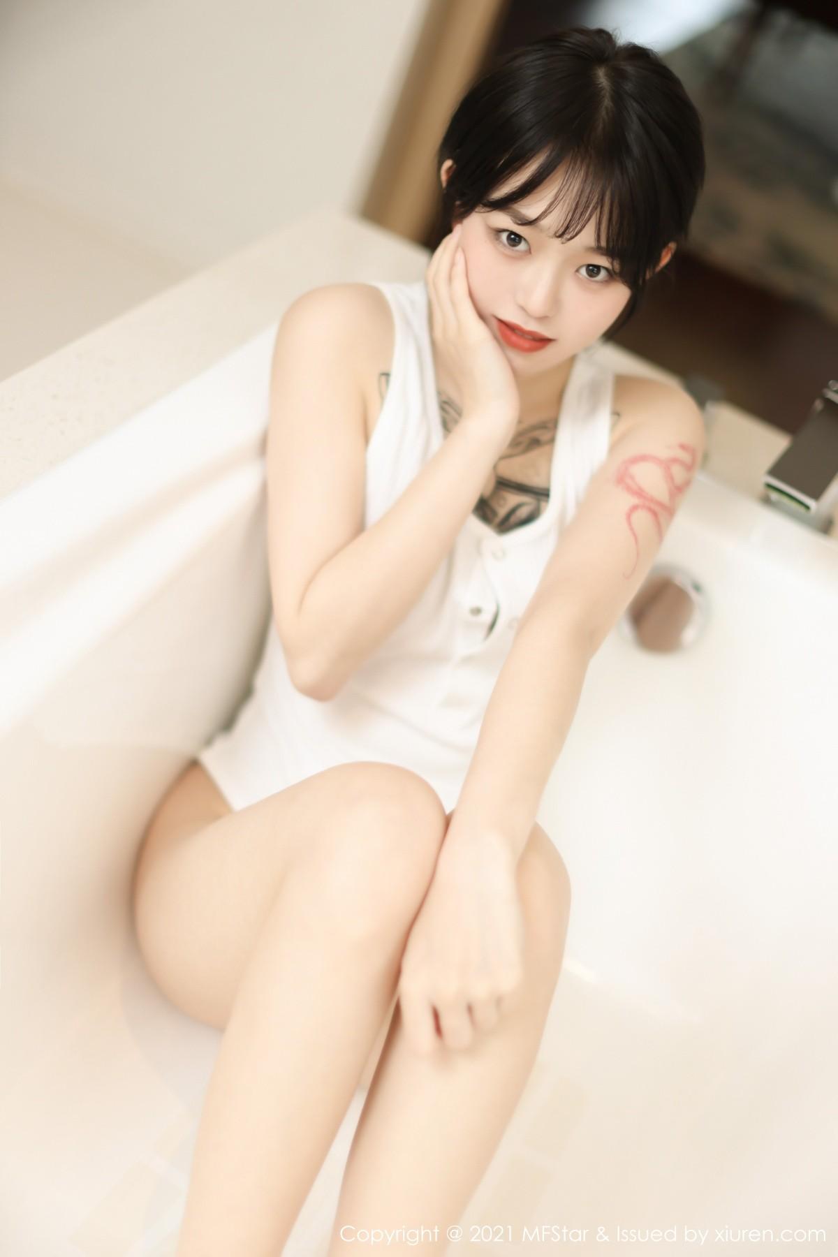 奶瓶子丽江旅拍私房浴缸白色高叉连体衣湿身绝美写真48P 2
