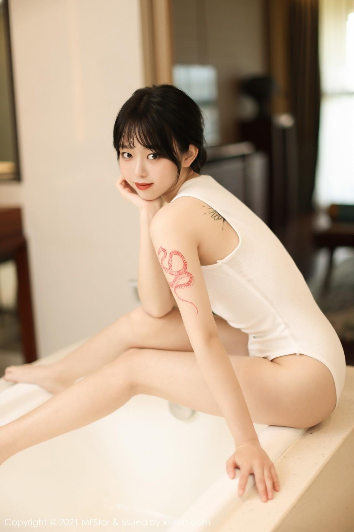 奶瓶子丽江旅拍私房浴缸白色高叉连体衣湿身绝美写真48P 6