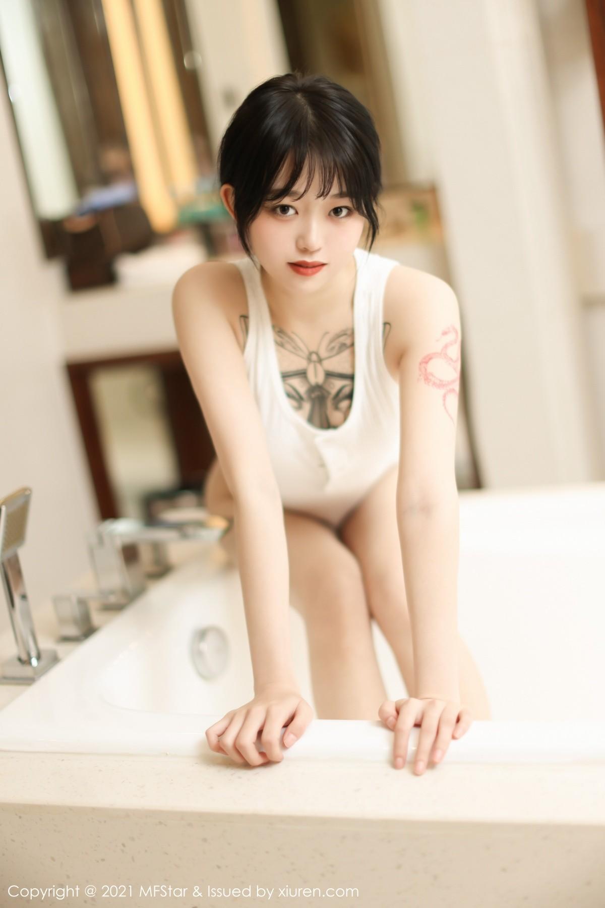 奶瓶子丽江旅拍私房浴缸白色高叉连体衣湿身绝美写真48P 7