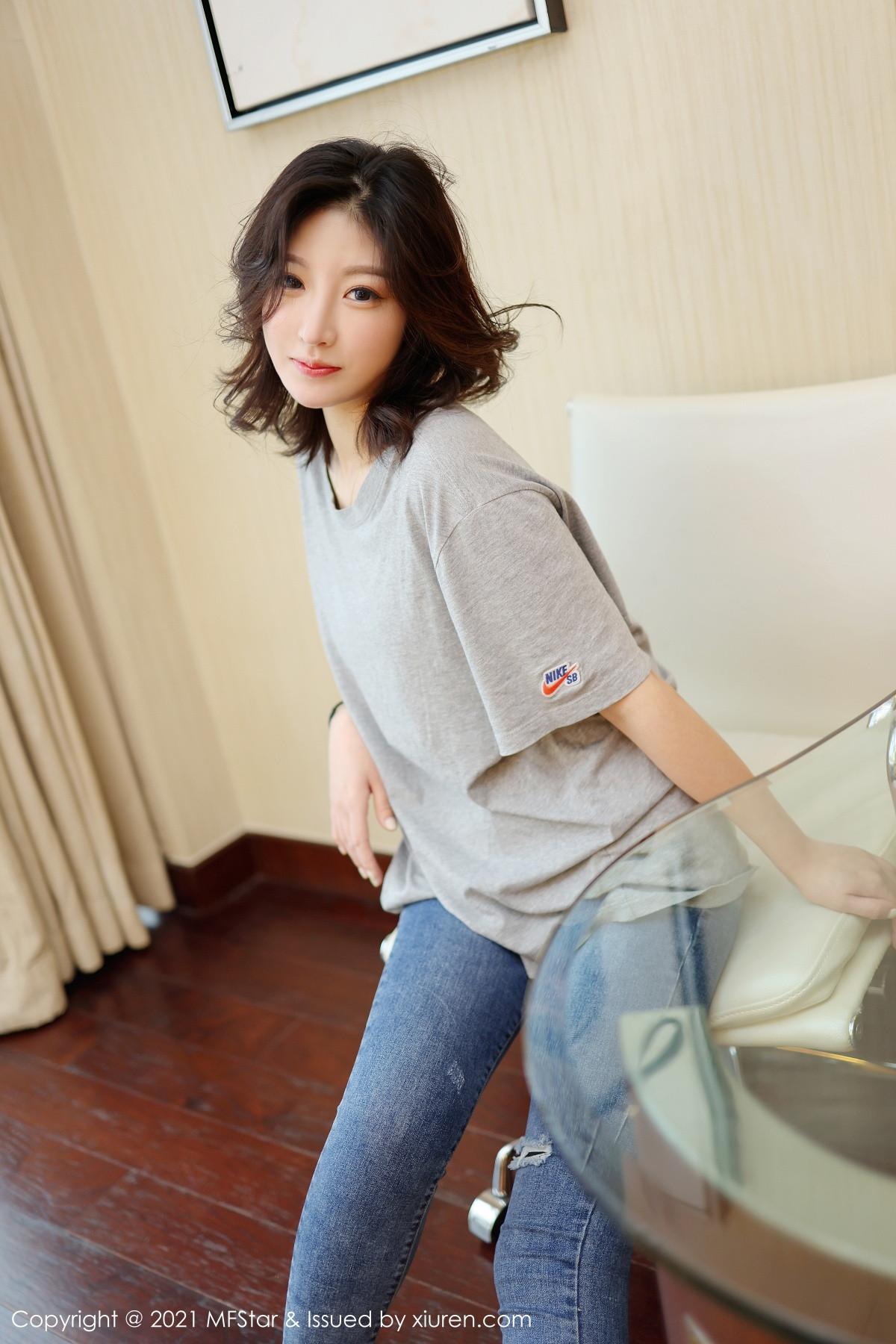 Tight Jeans Photoshoot: Revealing Perfect Buttocks | 62P