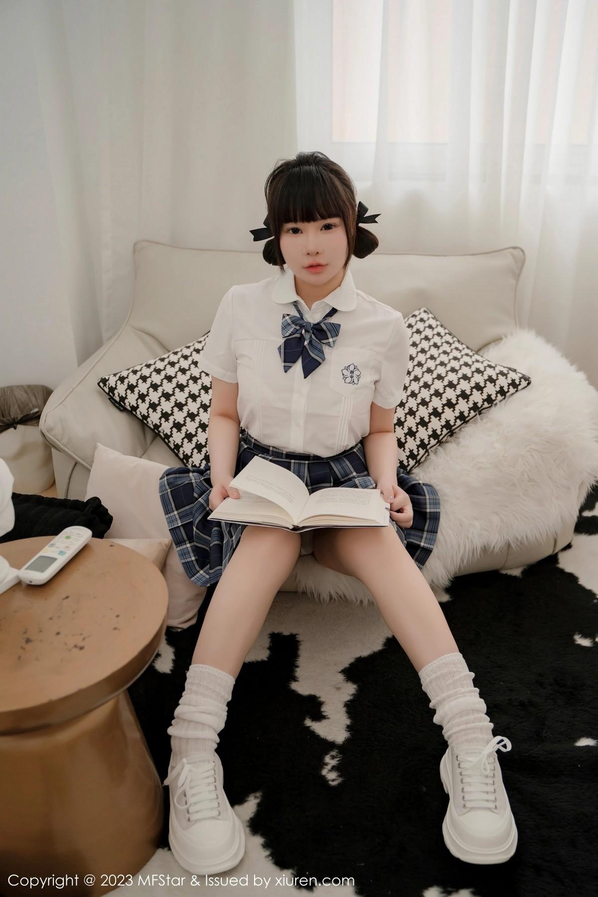 水塔塔白色短T配蓝色格子裙秀曼妙身姿迷人绝美写真60P