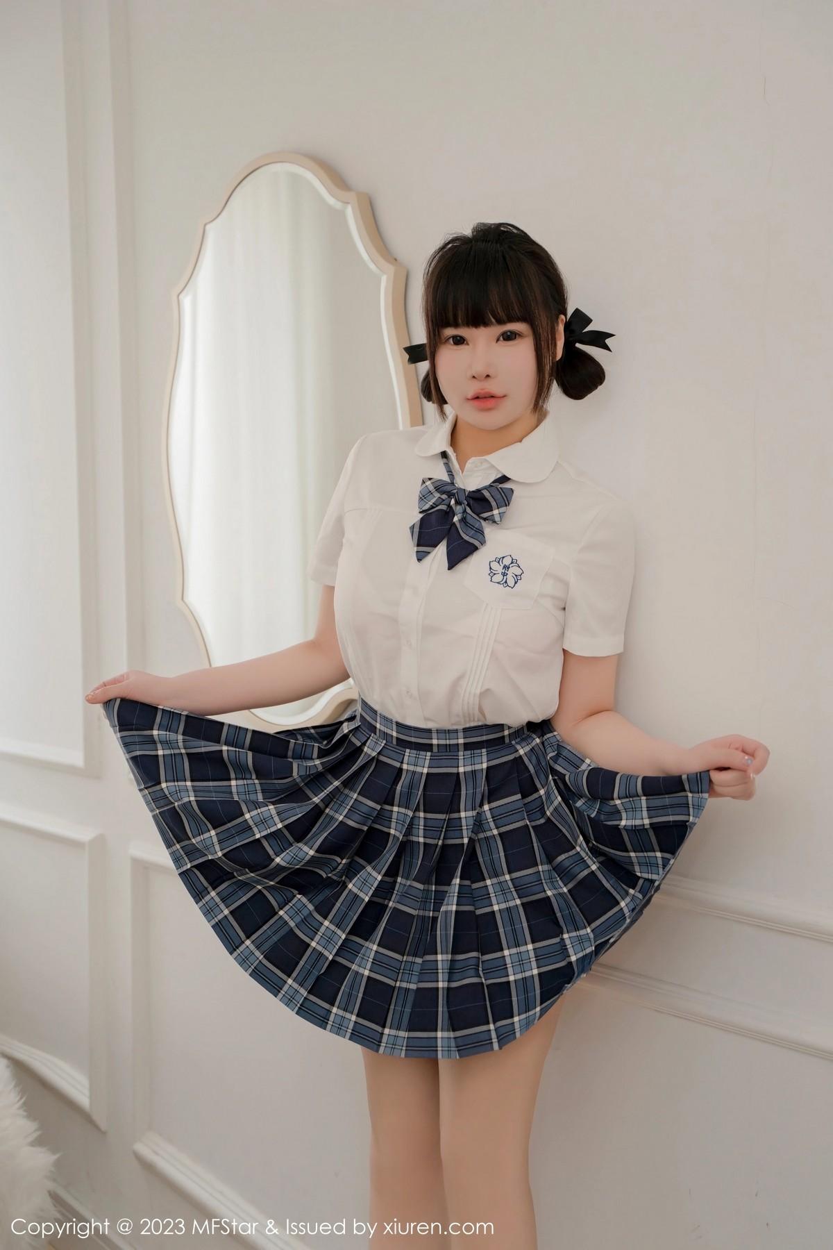 水塔塔白色短T配蓝色格子裙秀曼妙身姿迷人绝美写真60P 2