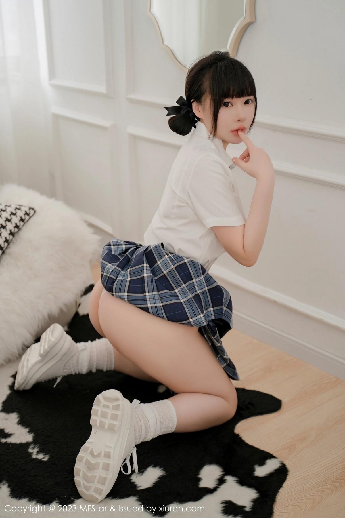 水塔塔白色短T配蓝色格子裙秀曼妙身姿迷人绝美写真60P 4