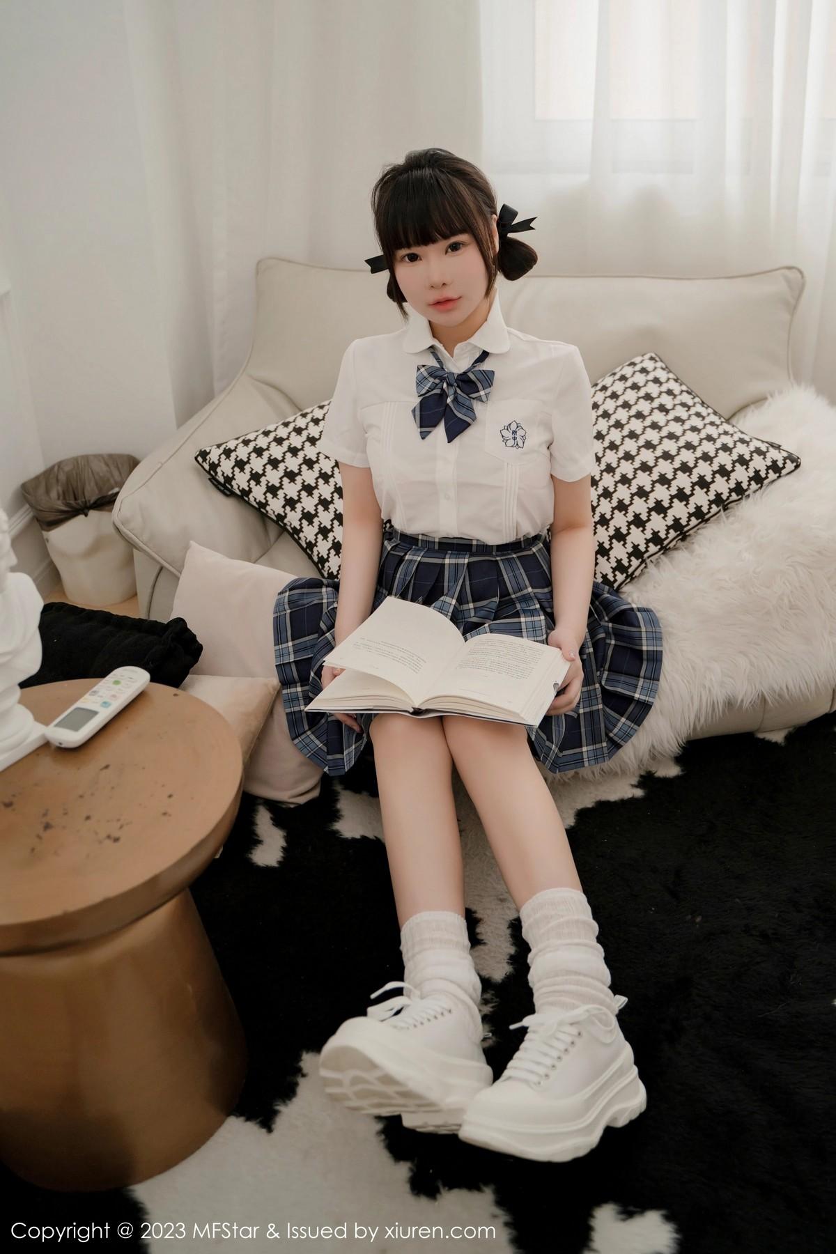 水塔塔白色短T配蓝色格子裙秀曼妙身姿迷人绝美写真60P 5