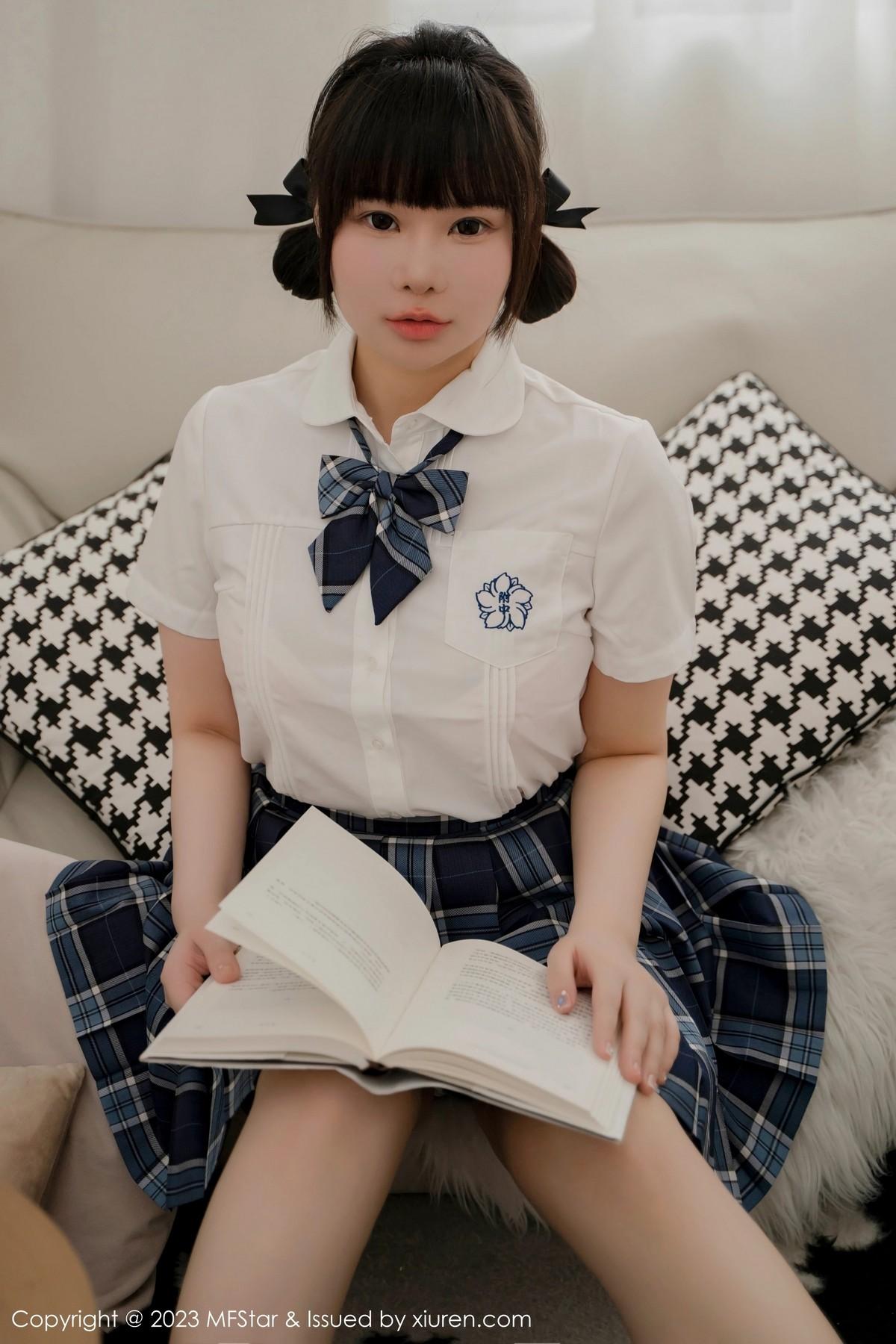 水塔塔白色短T配蓝色格子裙秀曼妙身姿迷人绝美写真60P 6