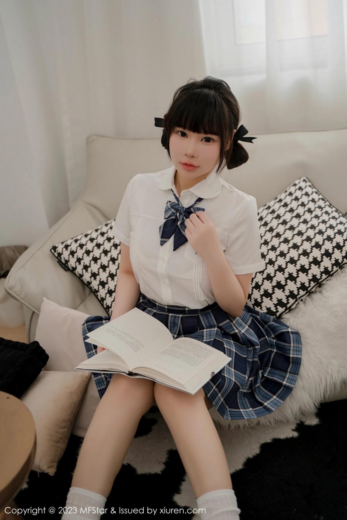 水塔塔白色短T配蓝色格子裙秀曼妙身姿迷人绝美写真60P 7