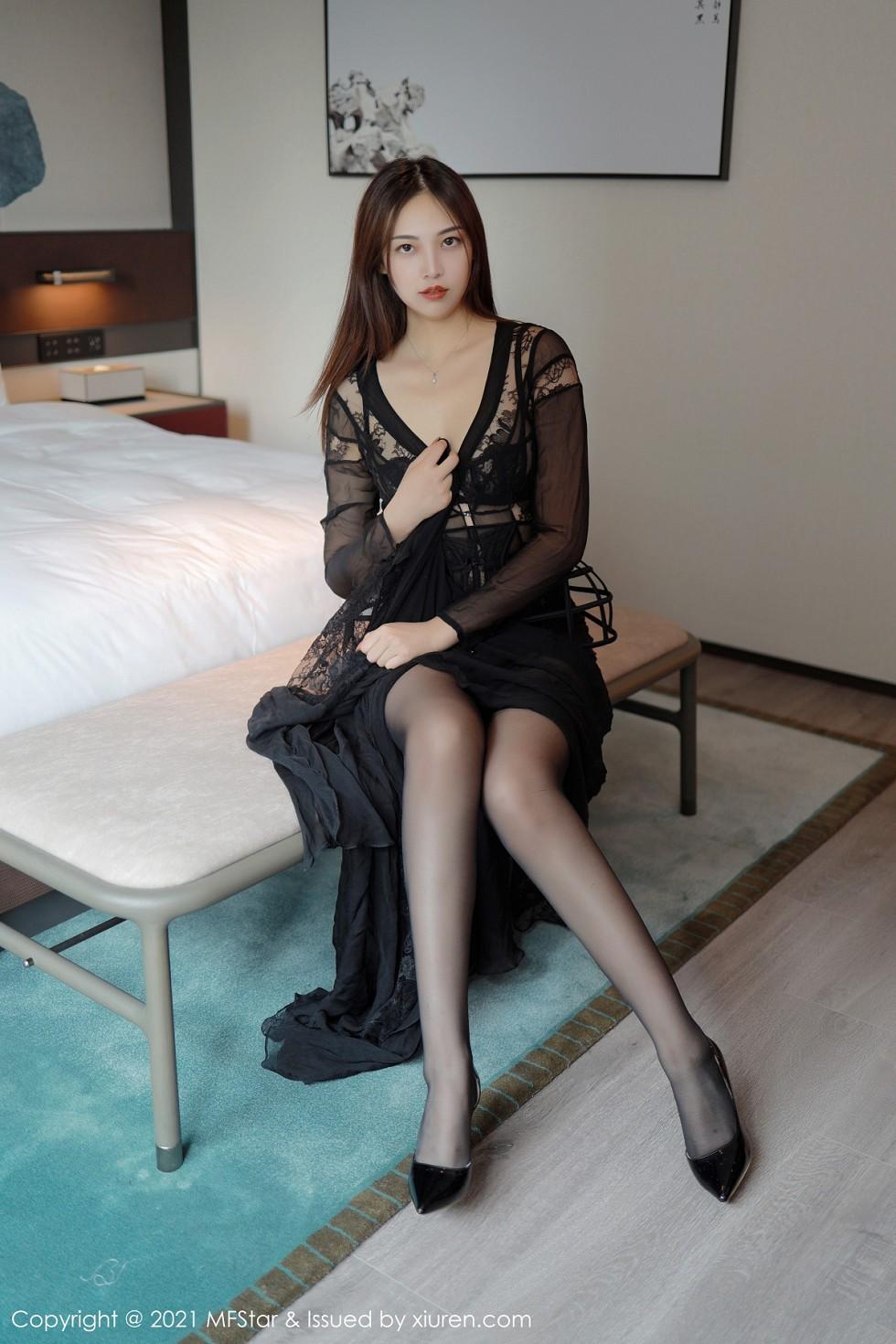 Zheng Yingshan's Sanya Travel Photoshoot: Revealing Black Cutout Outfit Showcases Hot Figure and Stunning Photos (53P)