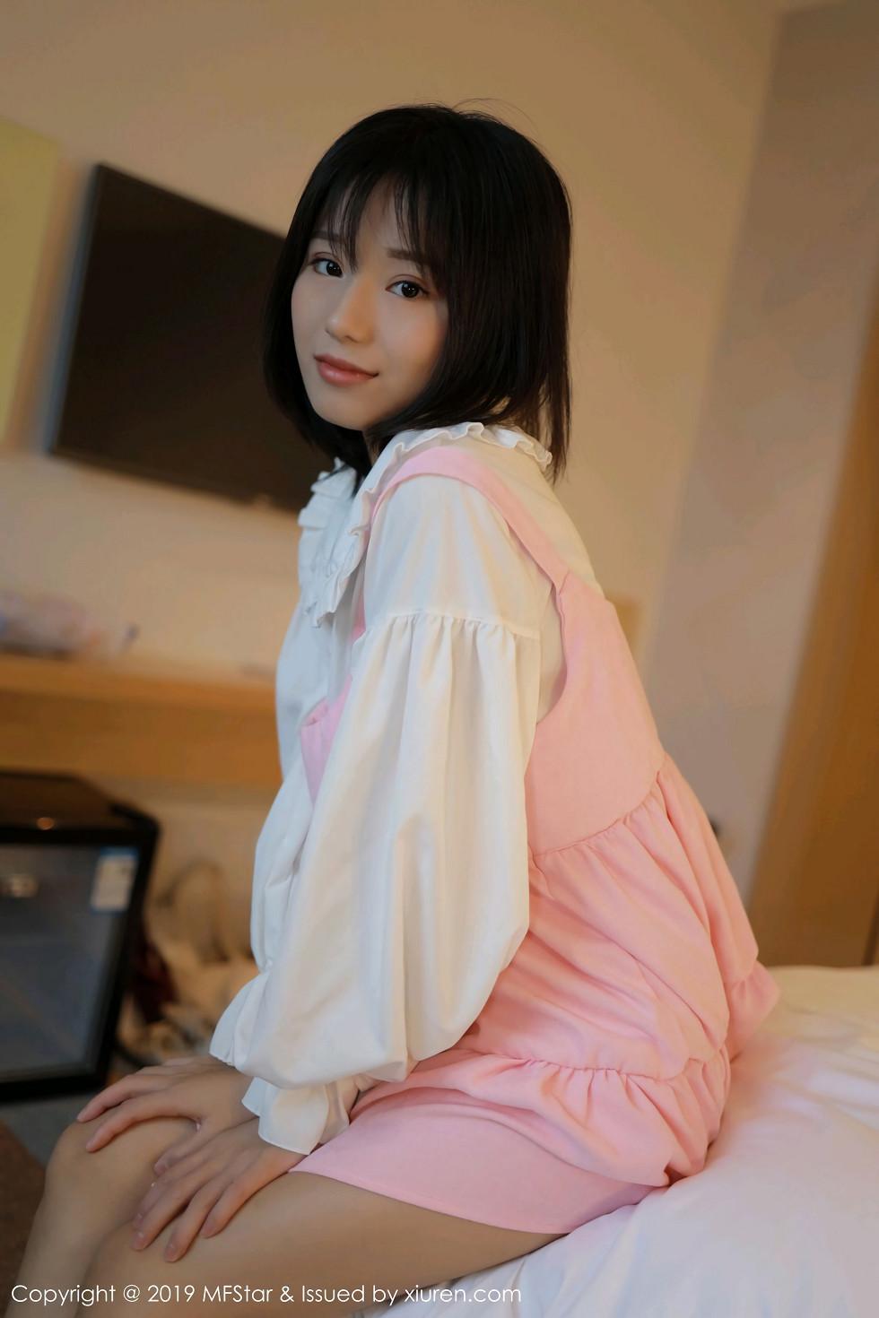 Kurae Yuka taking off sexy white shirt on bed at home explicit full nude hot exquisite photo set 66P 2