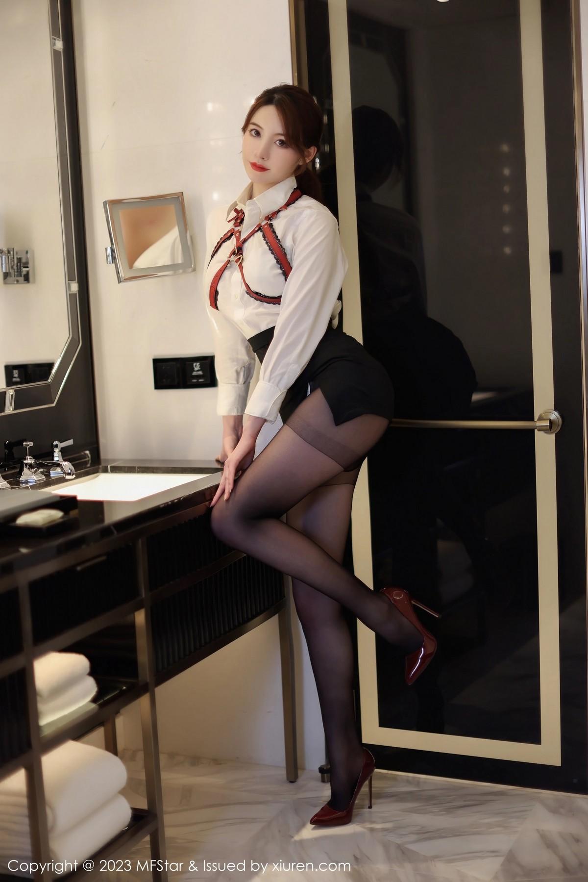 yoo优优性感白T配黑色短裙露超薄黑丝秀美腿绝美写真50P 2