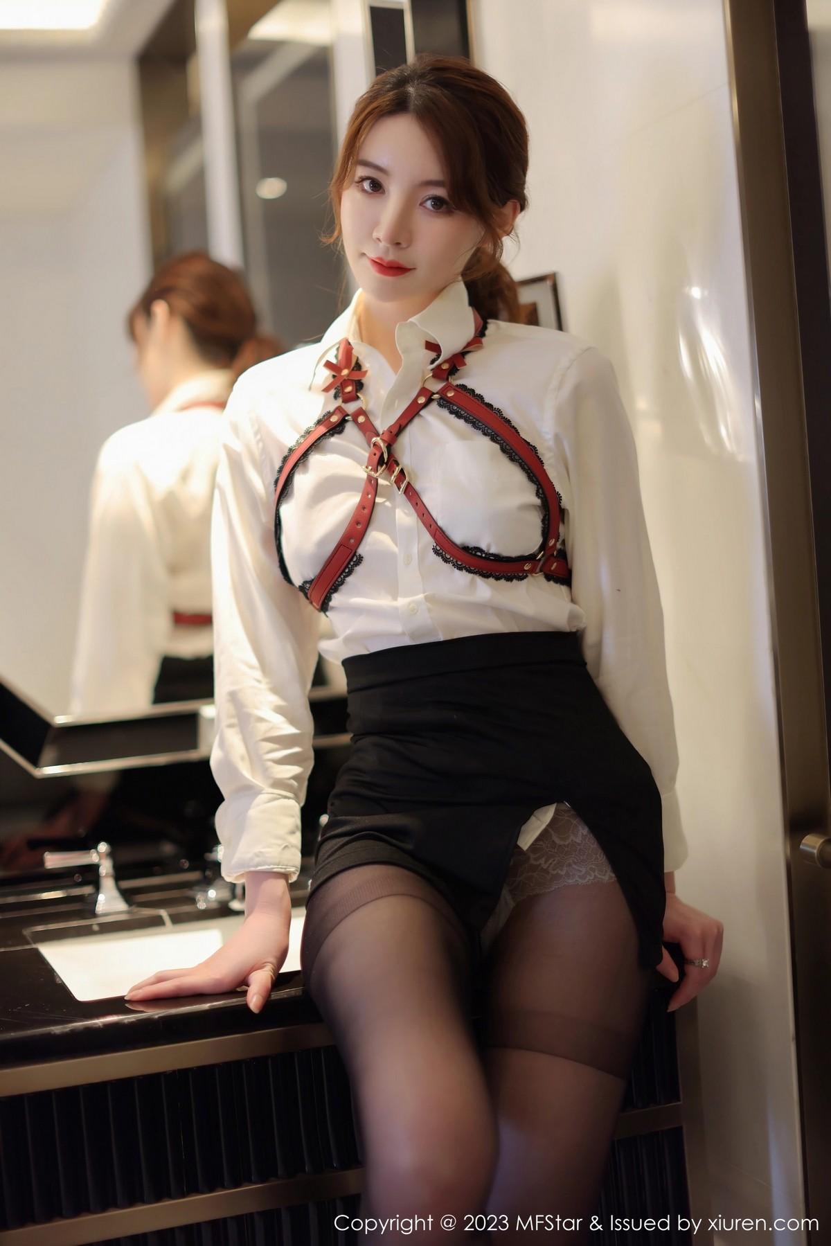 yoo优优性感白T配黑色短裙露超薄黑丝秀美腿绝美写真50P 4