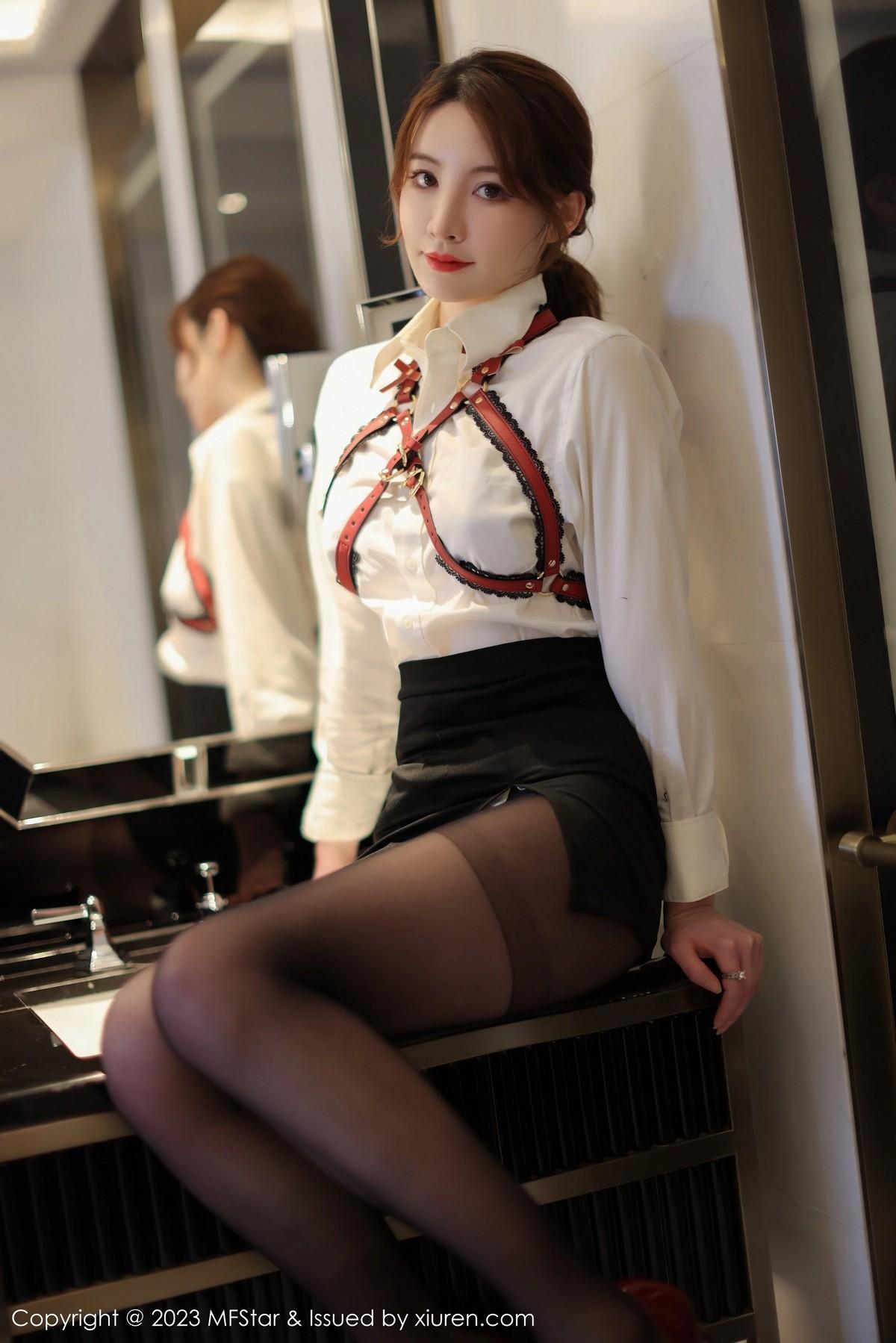 yoo优优性感白T配黑色短裙露超薄黑丝秀美腿绝美写真50P 5