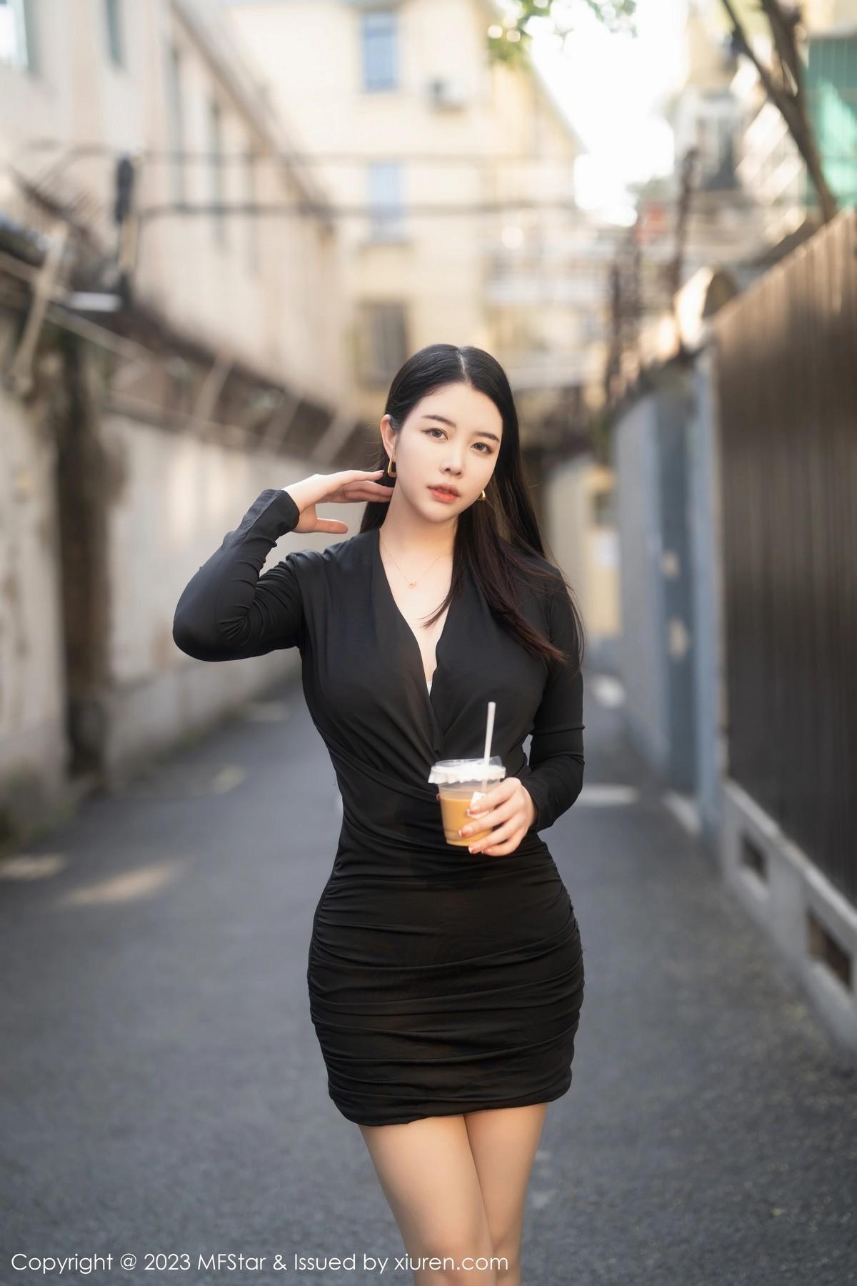 樱桃小犊子性感黑色低胸服配超薄黑丝秀丰腴身姿绝美写真58P 6