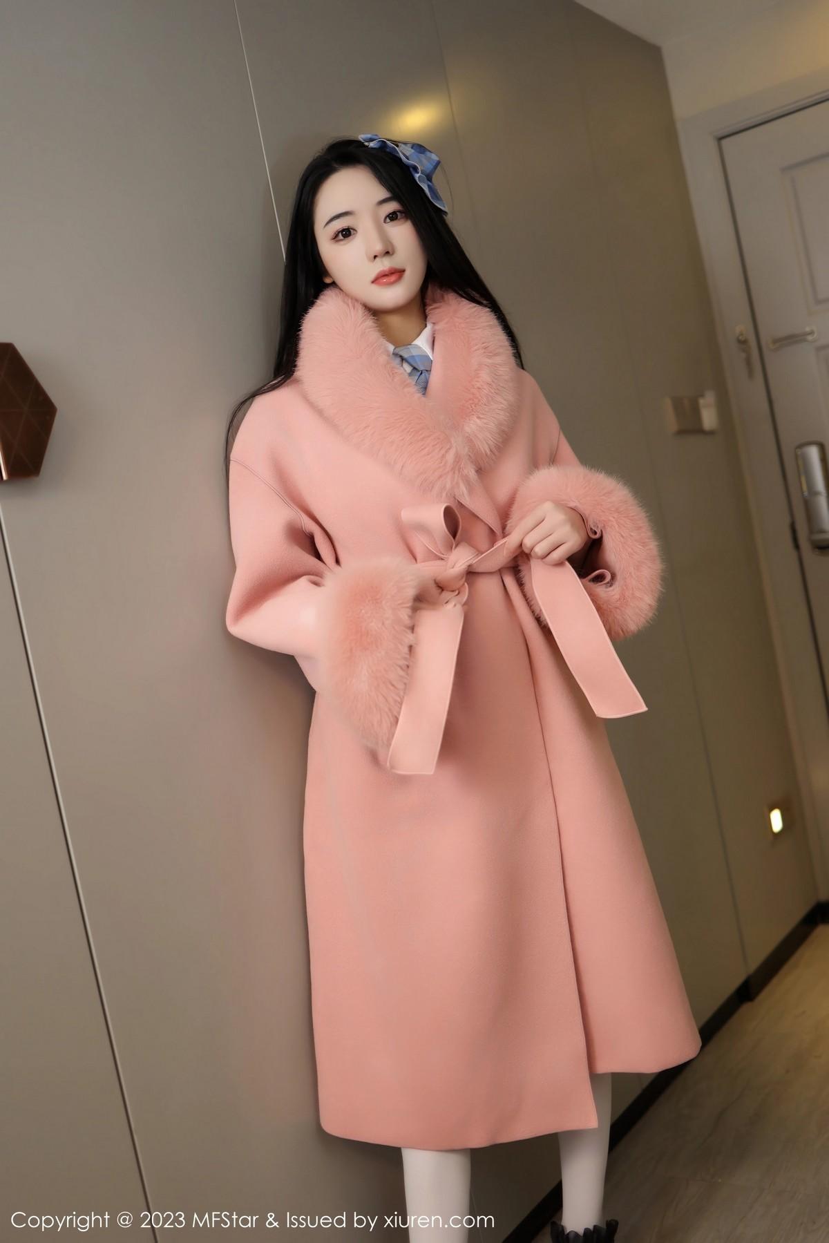 汐汐爱吃草莓性感白T配格子短裙秀丰腴身材绝美写真81P