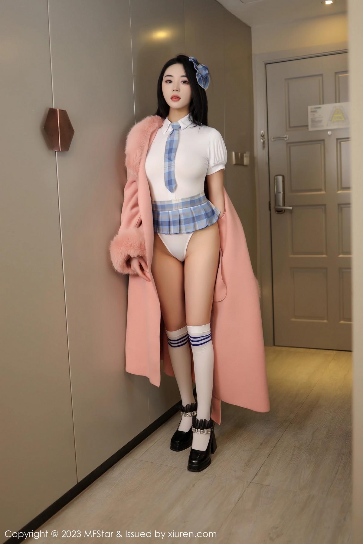 汐汐爱吃草莓性感白T配格子短裙秀丰腴身材绝美写真81P 5