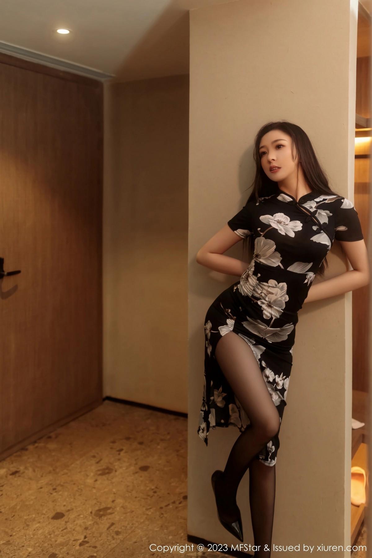 小波多性感黑色带图案旗袍配超薄黑丝秀苗条身材绝美写真54P 6