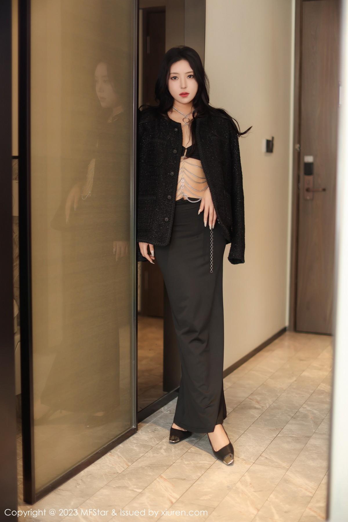 露露luncy性感黑色服饰配黑色长裙秀丰腴身姿迷人绝美写真73P