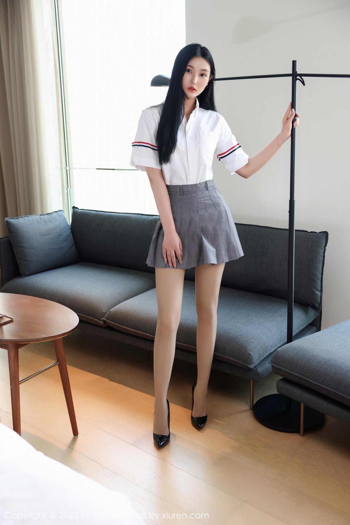 Ai西西里性感简约白T配灰短裙露白色蕾丝内衣撩人绝美写真62P