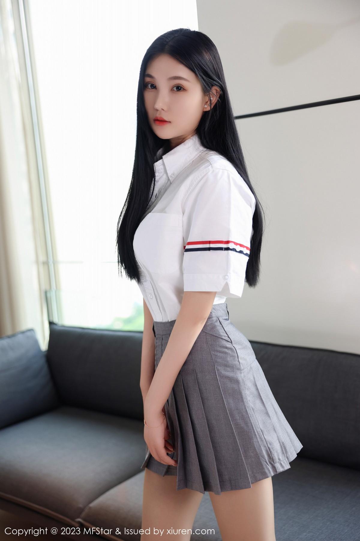 Ai西西里性感简约白T配灰短裙露白色蕾丝内衣撩人绝美写真62P 3