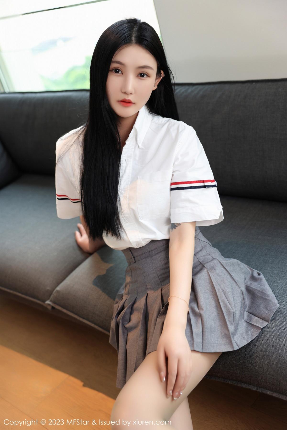 Ai西西里性感简约白T配灰短裙露白色蕾丝内衣撩人绝美写真62P 8