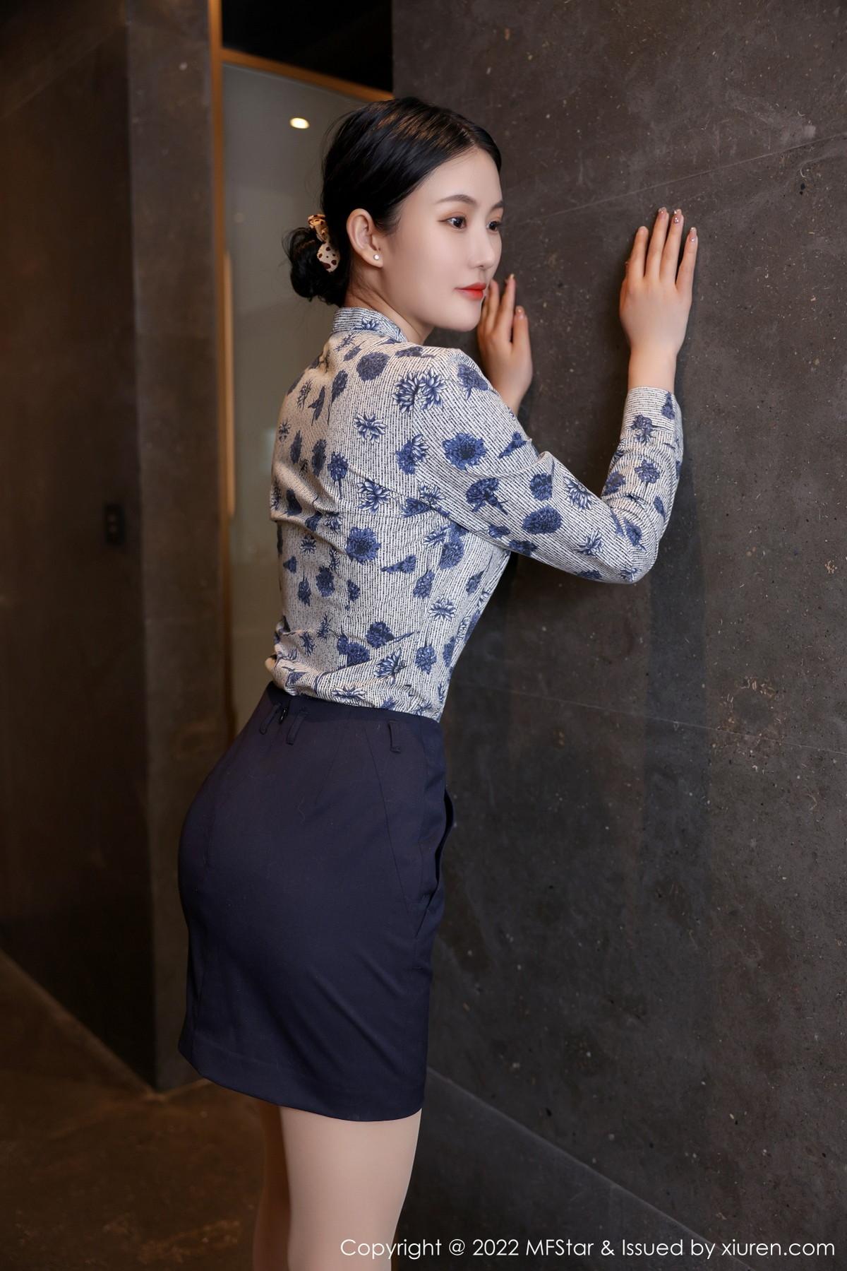 Ai西西里性感空姐制服配黑短裙露超薄肉丝迷人绝美写真43P 2