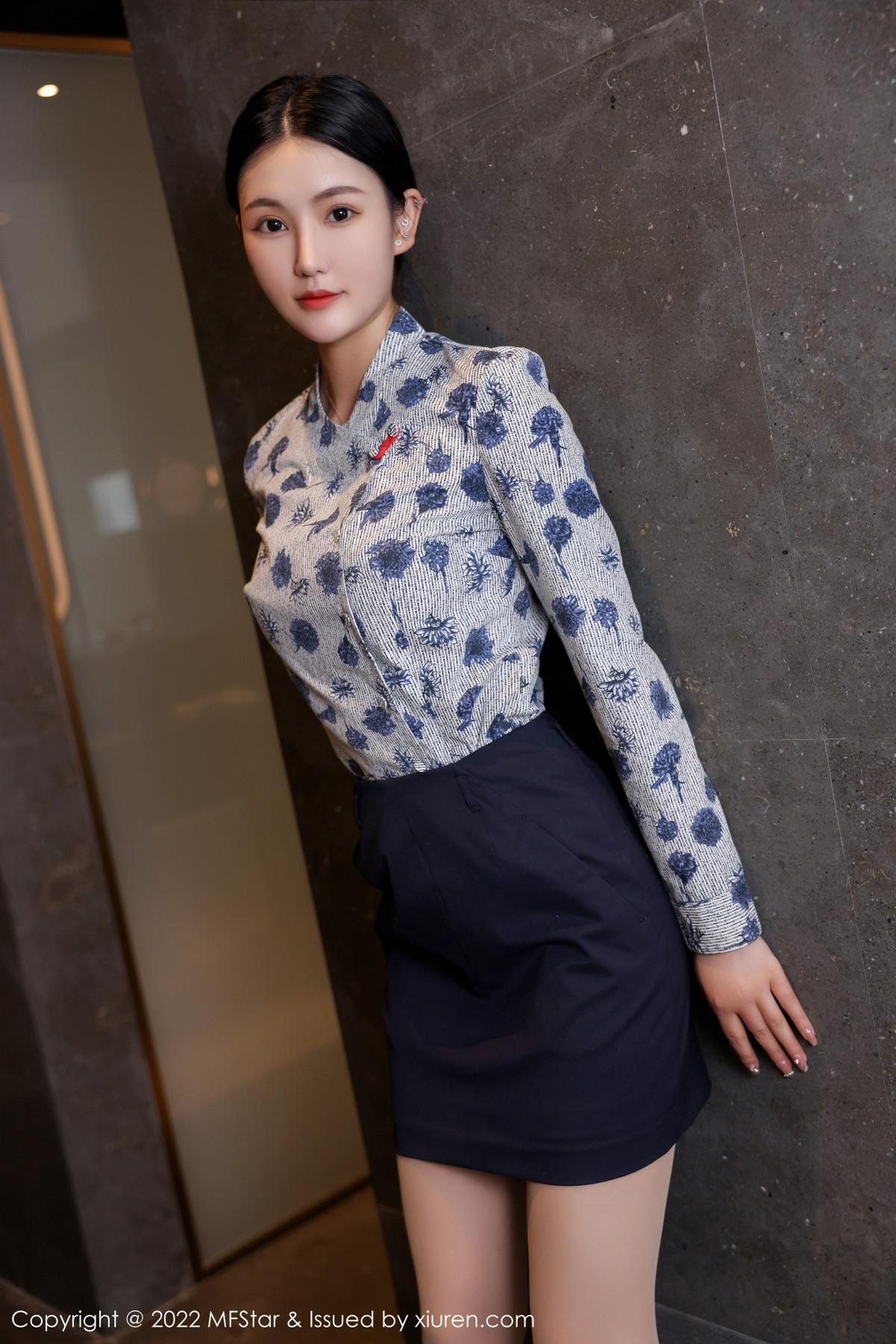 Ai西西里性感空姐制服配黑短裙露超薄肉丝迷人绝美写真43P 3