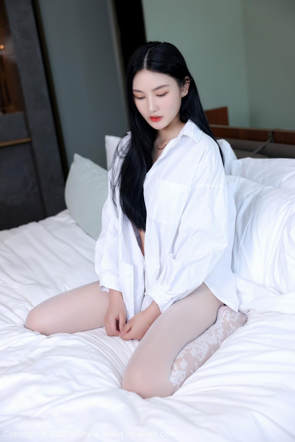 小米XM性感白T配白色蛇纹无内丝袜惹火绝美写真61P 4