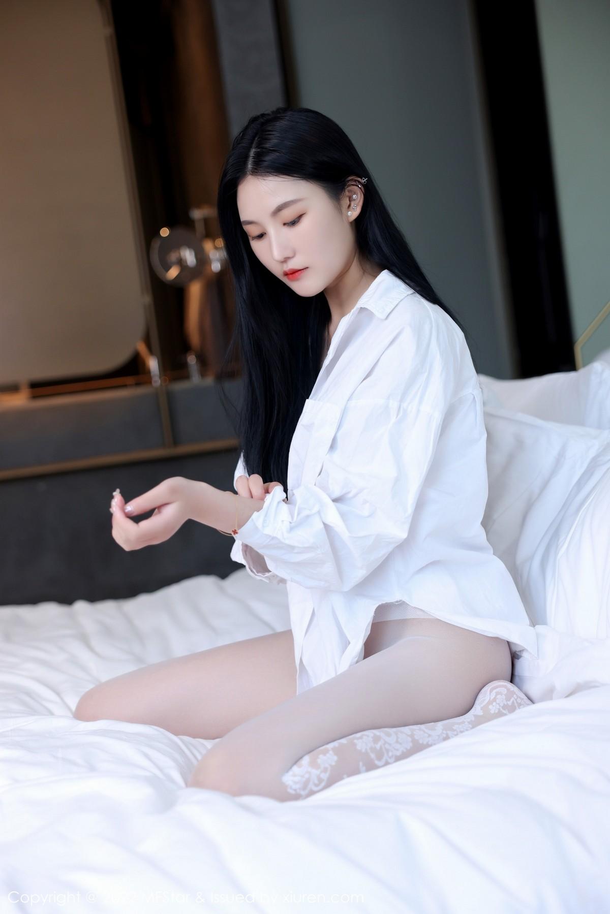 小米XM性感白T配白色蛇纹无内丝袜惹火绝美写真61P 5