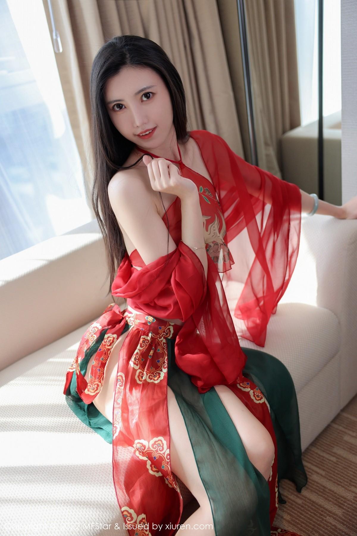 吴思晚红色古典薄纱服饰配性感肚兜迷人绝美写真60P