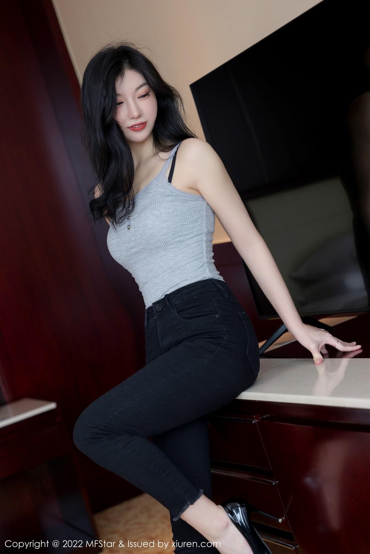 人间荒糖浅灰色上衣配黑色牛仔裤半脱露蕾丝内裤绝美写真70P