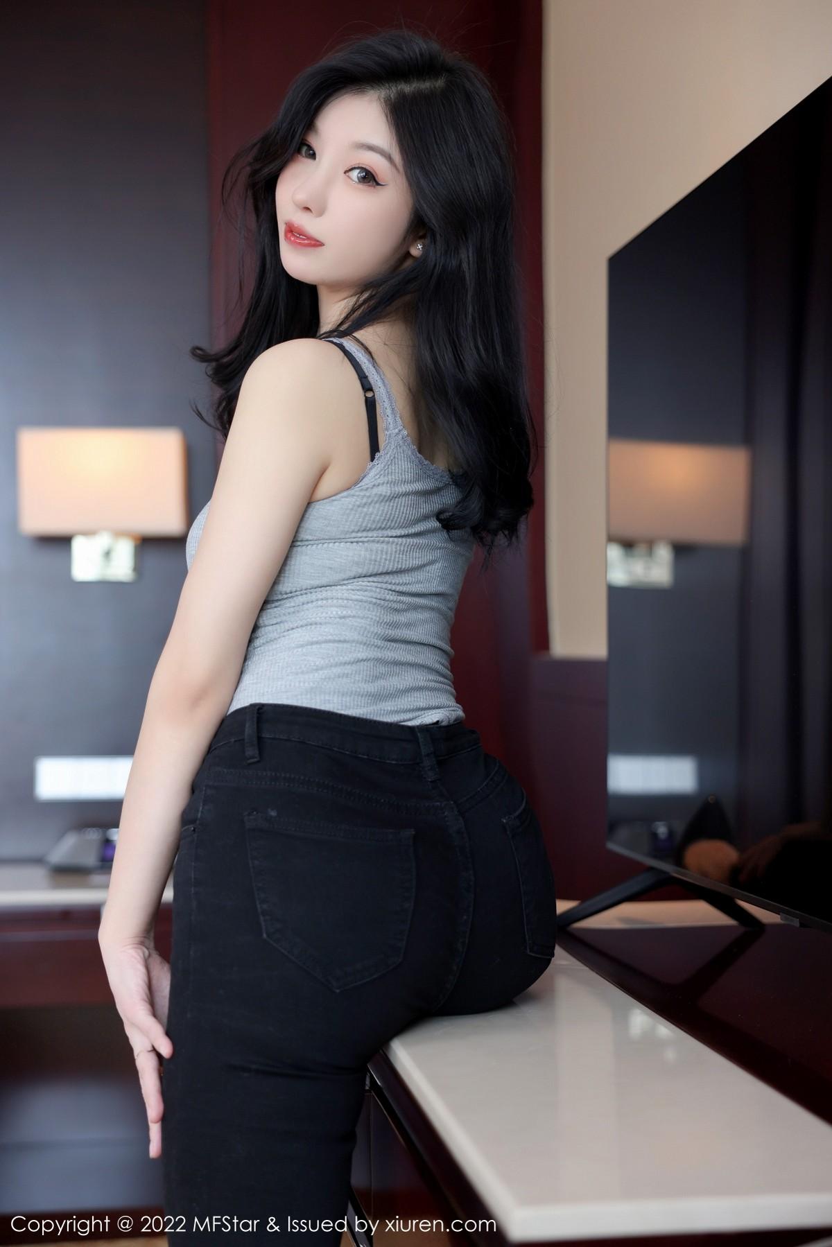 人间荒糖浅灰色上衣配黑色牛仔裤半脱露蕾丝内裤绝美写真70P 5
