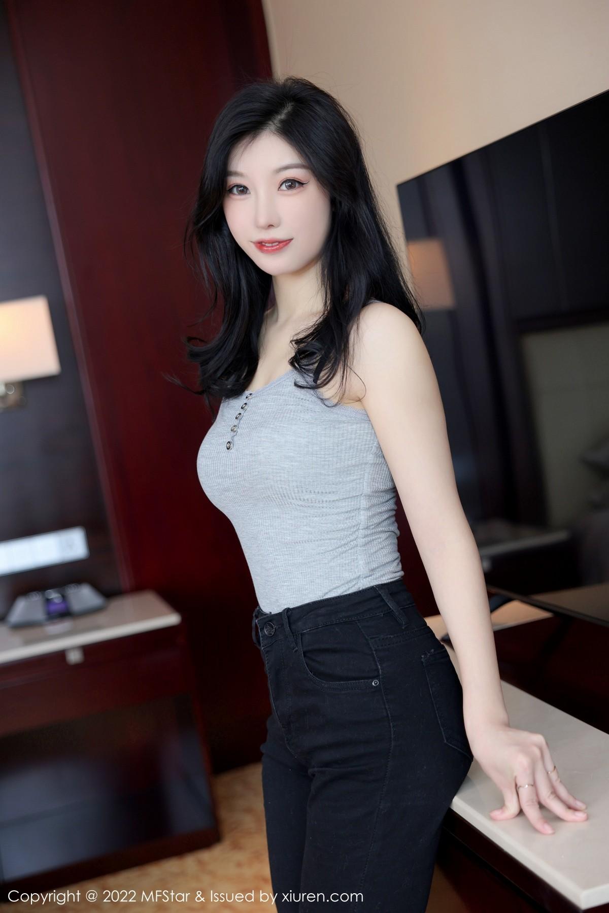 人间荒糖浅灰色上衣配黑色牛仔裤半脱露蕾丝内裤绝美写真70P 7