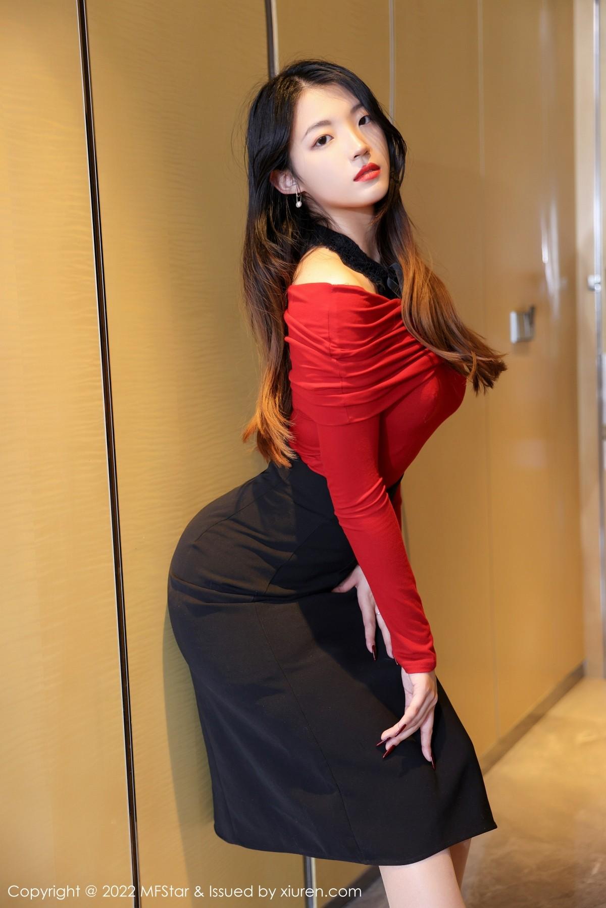 羽仁鹿性感红色上衣配黑短裙半脱露黑色蕾丝内衣绝美写真58P 2