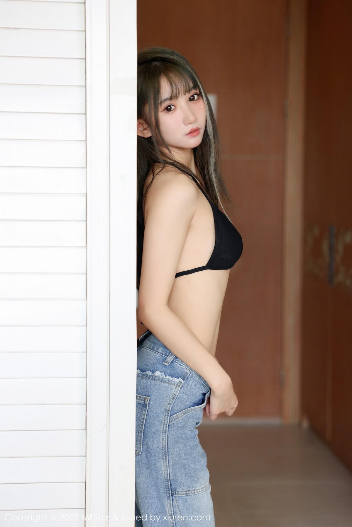 小果冻儿海南岛旅拍脱牛仔裤露性感黑色内衣撩人绝美写真47P 4