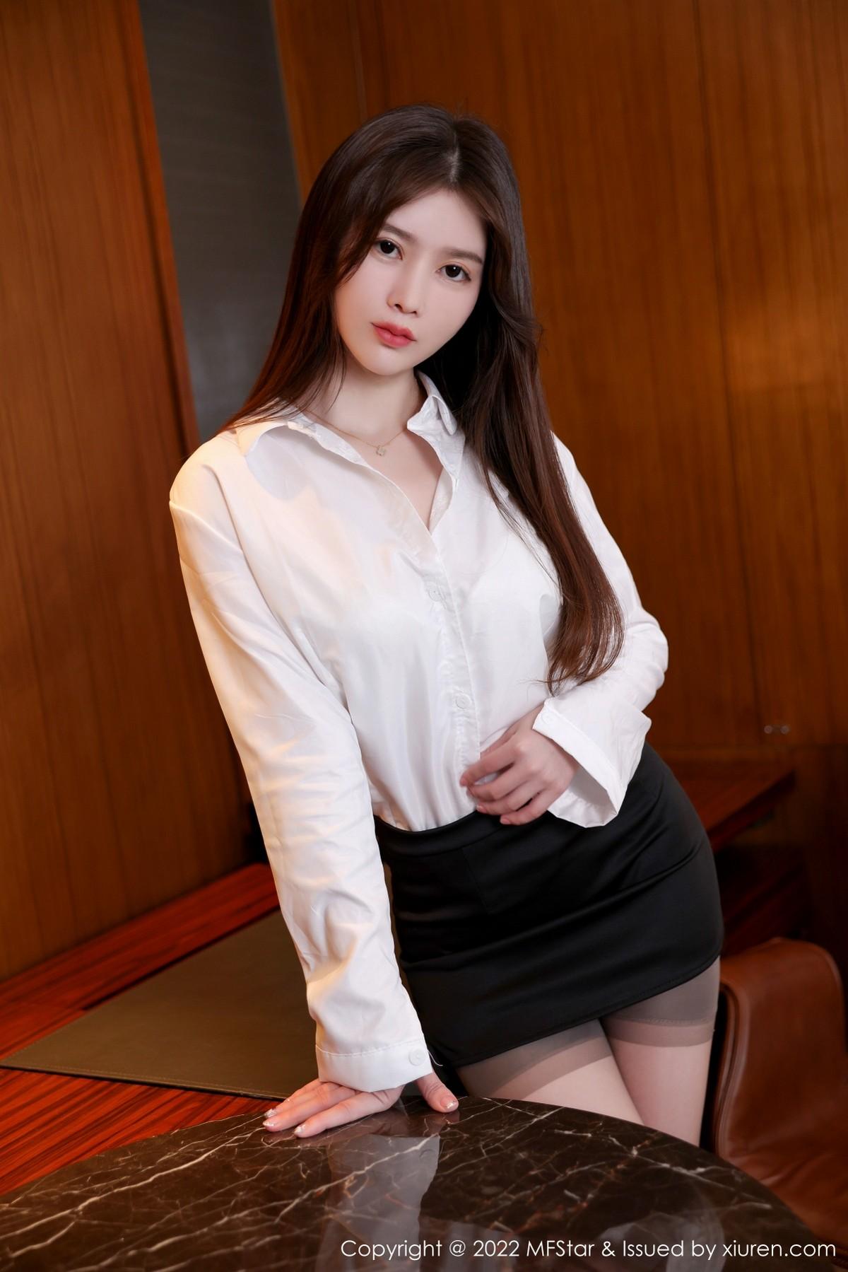吴雪瑶私房白衬衣配黑短裙露蕾丝内衣灰色丝袜绝美写真54P 3
