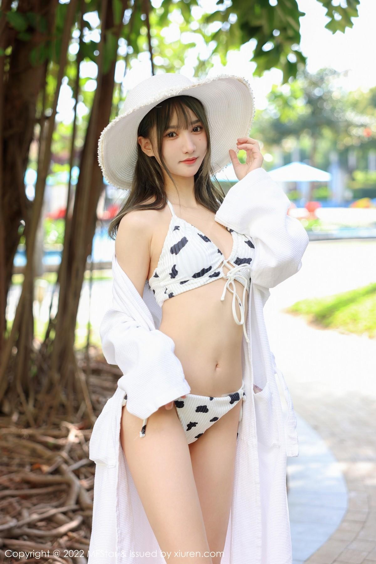 小果冻儿三亚旅拍性感白色泳衣半脱秀翘臀撩人绝美写真50P