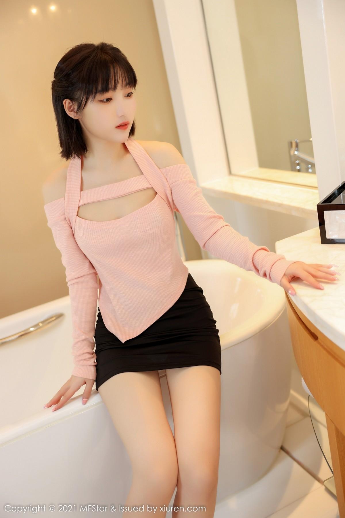 甜筒晓彤居家女友主题浴室性感粉色服饰配黑短裙绝美写真56P