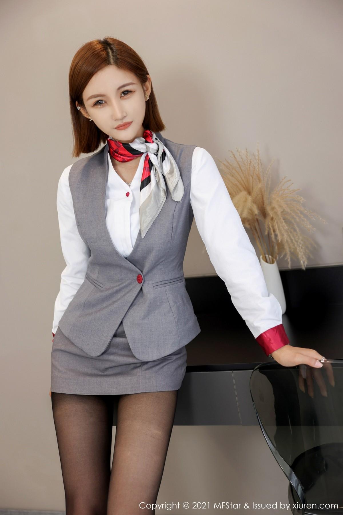 王蜜职场OL制服脱衬衣露性感内衣黑丝裤袜绝美写真51P